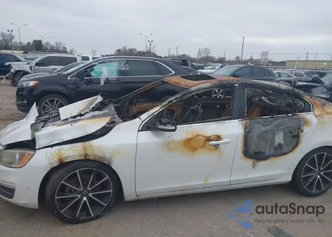 2016 Volvo S60 T5 Drive-E Premier z USA, uszkodzony, nr VIN YV126MFK3G2396831